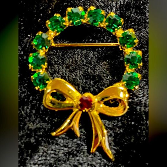 Vintage Wreath Pin Brooch Gold Tone Christmas Green & Red Rhinestones Prong Set - Picture 1 of 3